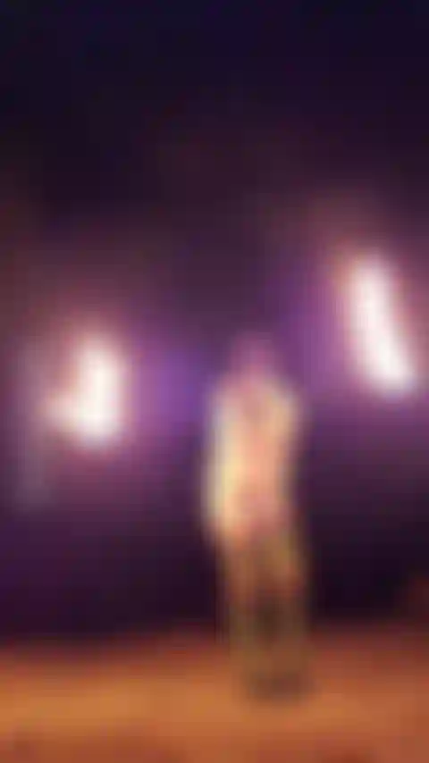 La première fois que je fais tourner le feu nue.
