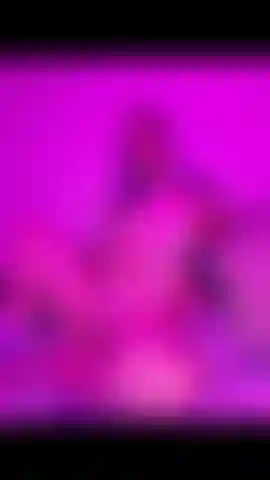 Un cul pétillant et pulpeux, des seins qui pendent de mon crop top rapiécé, je crache, je fais briller mon trou du cul avec, la langue fendue, la chatte poilue, la lumière de teinte rose -56 photos.