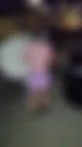 J'ai sorti les poubelles pour mon amie et plus jamais. Elle a fini par couper ma culotte et ma jupe en s'enfuyant avec elles, me laissant seule, sans fond en public ! J'essaie de ne pas me faire prendre, beaucoup d'accidents évités de justesse !!!