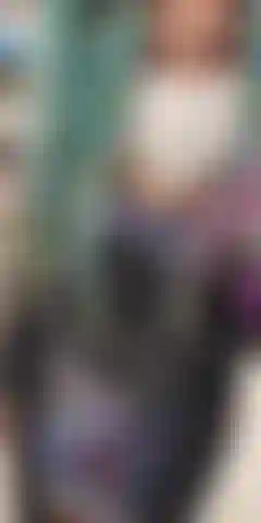 Je me penche pour montrer ma robe transparente, alors que j'en parle en retirant mon wedgie, puis en montrant mes seins. <3.