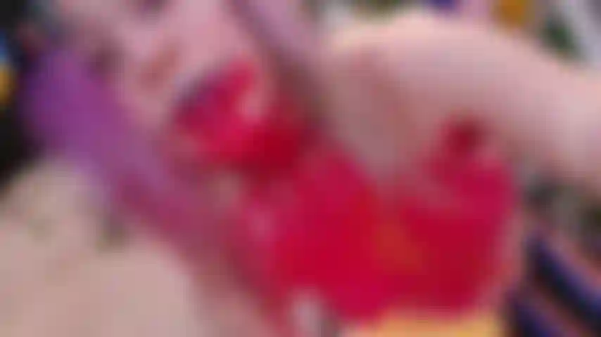 Je voulais peindre sur des toiles, quand j'ai fini par devenir la toile. Des crachats coulent de ma bouche, avec de la peinture rouge et jaune sur tout le visage, la bouche, la langue et les seins.