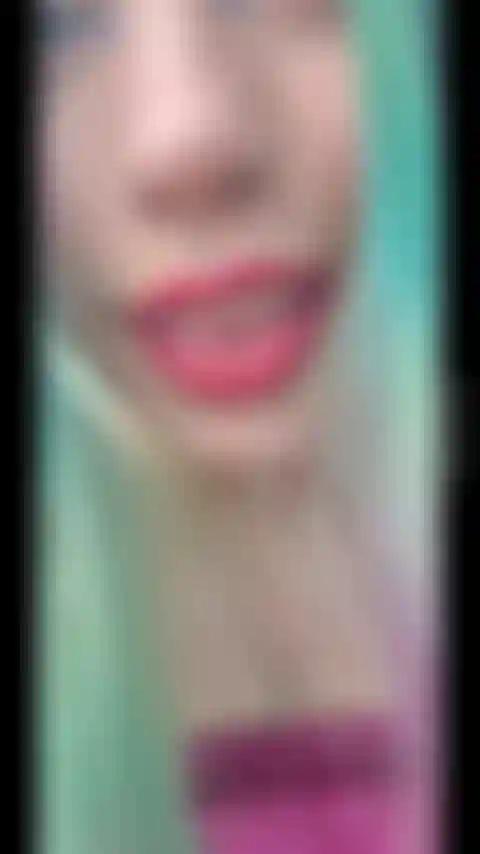 Utilisant ma lampe de poche, un endoscope, élargissant ma gorge et étirant ma langue aussi longtemps que je peux ; afin que vous puissiez voir clairement mon épiglotte.