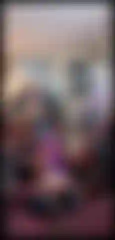 Je suis allée dans un magasin d'antiquités et j'ai regardé de vieux livres montrant mon cul, ma chatte et mes seins. Je suis à côté de cette cheminée.