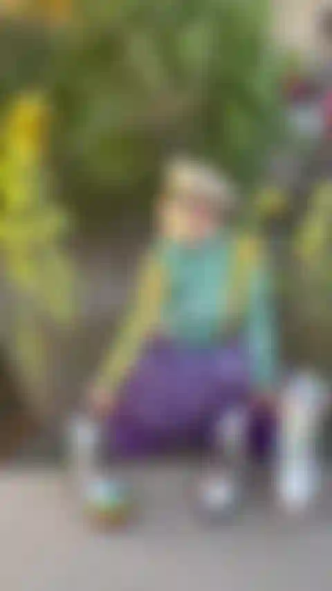 Tournesol embrasse sur mon buisson luxuriant et mes beaux seins en public.