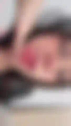 J'espère que personne ne m'a vue quand j'ai enregistré ça, pour que tu puisses voir ce qui t'attend si on baise ensemble.