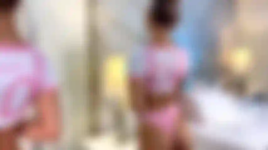 Une fille blonde sexy qui fait vibrer sa chatte en gros plan.