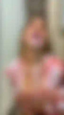 Douce blonde couverte de lait !