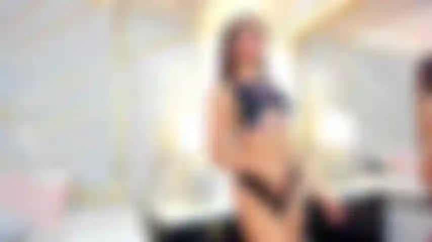 Une pom-pom girl sexy vous fait une pipe bâclée et profonde.