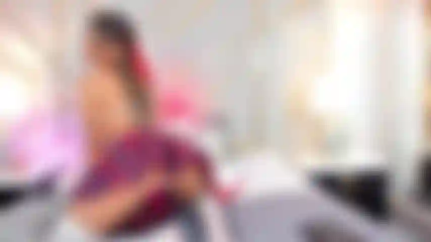 Une étudiante coquine frotte sa chatte rose et serrée.