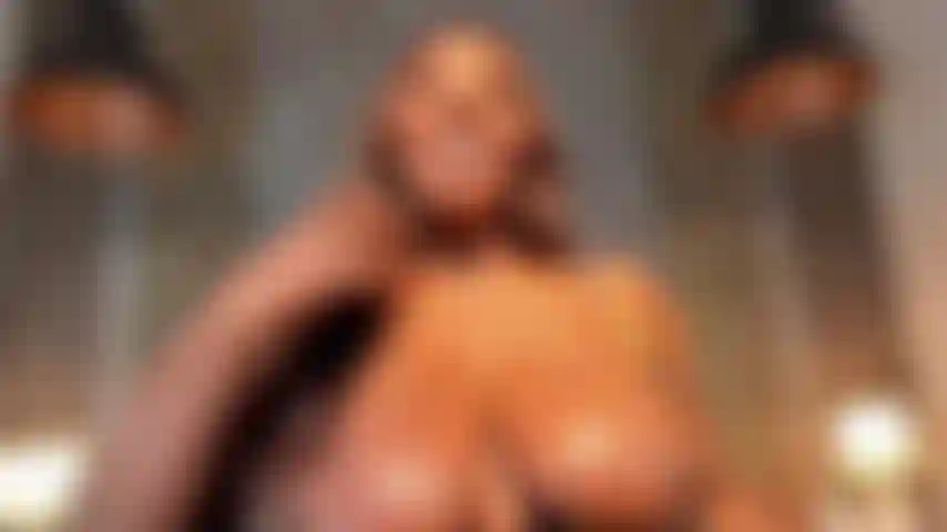 Seins huilés et brûlants.