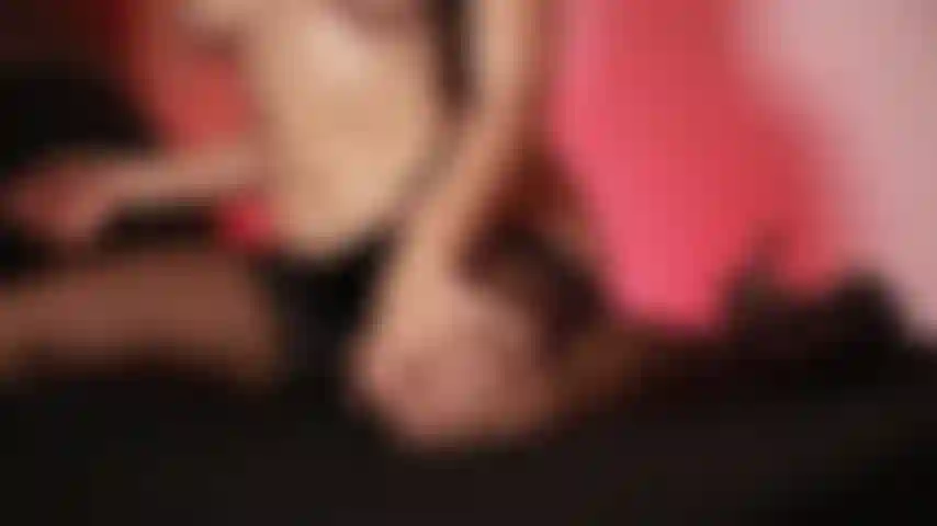 Joue avec mes seins, hommes coquins !!!!