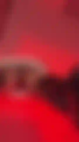 Ton visage sur le sol, là où il appartient.