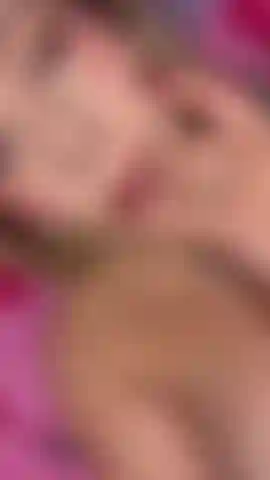 Slow movements, provocative glances, and a clear intention: to make