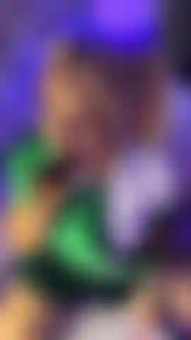 Léchant un beignet crémeux.