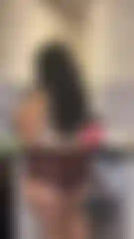 Une grosse coquine a une pensée cochonne pendant qu'elle prépare le déjeuner... Elle prend plaisir avec le gros concombre épais et jouit plusieurs fois dans toute la cuisine.Je préparais juste une salade mais ça faisait un moment que je n'avais pas eu de sexe et ce concombre m'a rappelé lui. Je jouis deux fois sur tout le concombre. 1 De mes 5 par jour !
