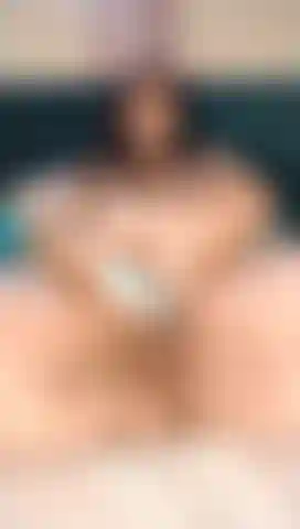 Une bbw asiatique fait squirter sa chatte crémeuse en utilisant son gode et son wand.