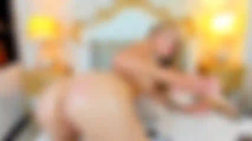 Sexy blonde qui se fait baiser le trou du cul !