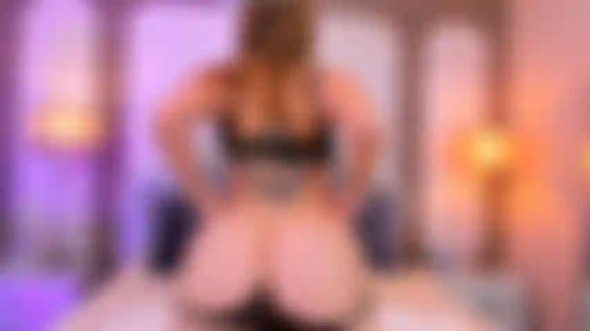 Je chevauche mon torse et je fais rebondir mes fesses dessus.