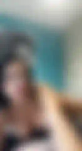 Petite cochonne qui aime sucer.