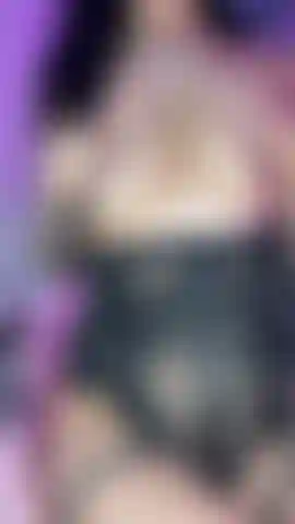 Je baise mon gode en te parlant salement.