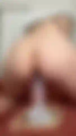 Vidéo de tour de gode rebondissant dans le cul.