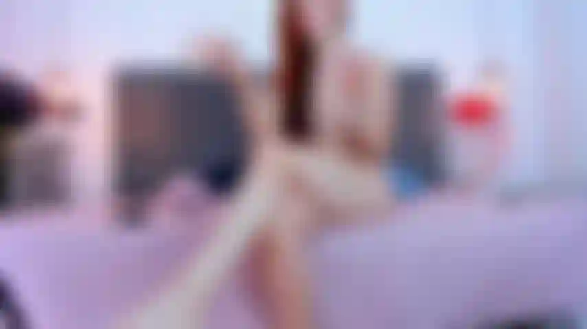 Pinces sur mes tétons et massage érotique sur mon corps nu.