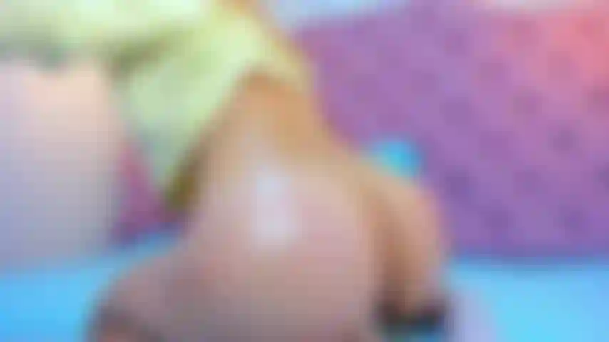 Regarde mon cul bien sur le dessus de ta bite.