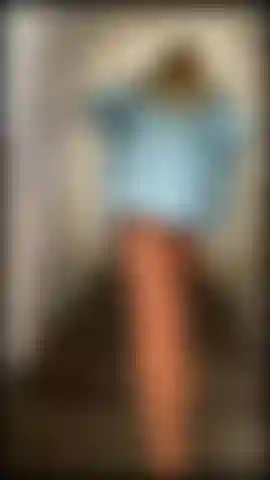 La meilleure allumeuse nue dans les escaliers.