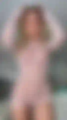 Tease en résille blanche.