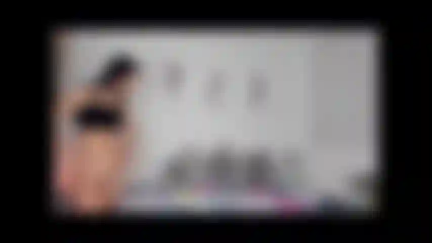 Regarde-moi essayer mes strings sexy puis je baise ma petite chatte pour toi.