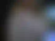 Strip-tease jouant des seins excités.