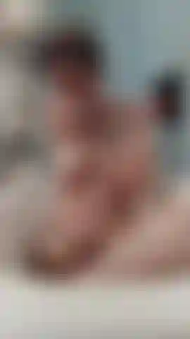 Me masturbant dans le bain avec un gode et jouant avec des moignons extrêmement longs et explicites.