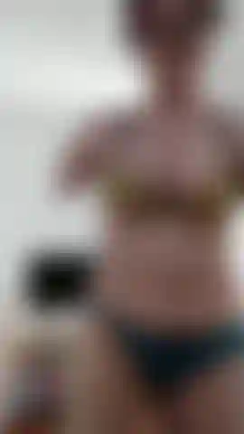 Double amputée qui saute et fait de l'exercice.