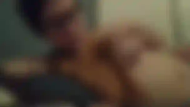 Je joue avec les seins 2 pour mieux me connaître.