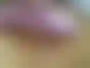 J'essaie des collants roses montrant des seins.