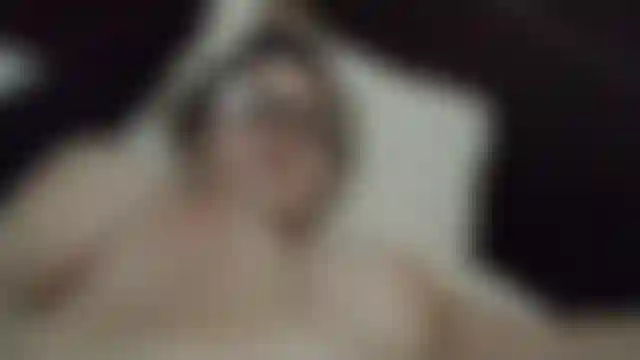 Aux seins rebondissants.