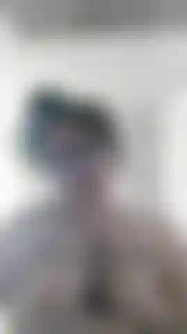 Double amputée, je masse mes moignons et me masturbe.