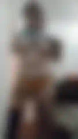 Double amputée, jouant avec les moignons et suçant.