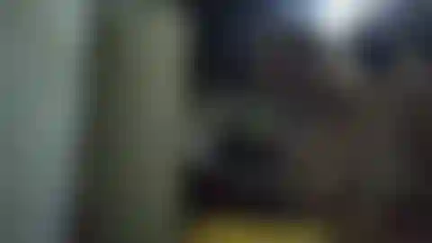 En bas, me masturbant entièrement nue et suçant des moignons.