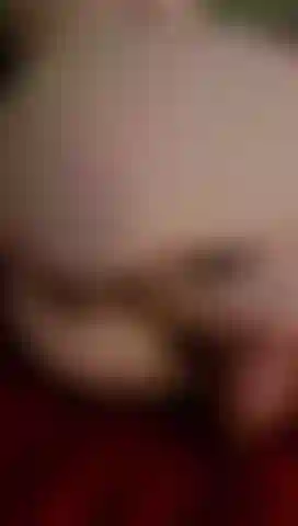 Jeu avec un gros gode dans la chatte.