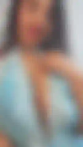 Je joue avec mes seins, je les recouvre de salive.