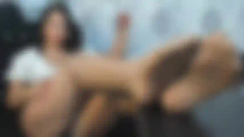 Votre patron sexy se soucie de ses jambes tout en