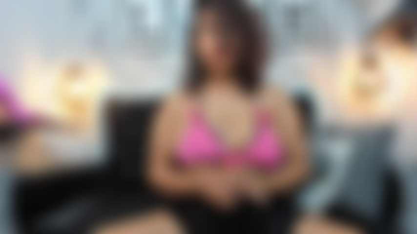 Je te séduis avec mon corps sexy et chaud, joue avec mes seins.