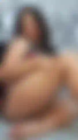 Regarde mon énorme cul et mon trou du cul, ma chatte poilue très proche et par derrière en position de levrette.