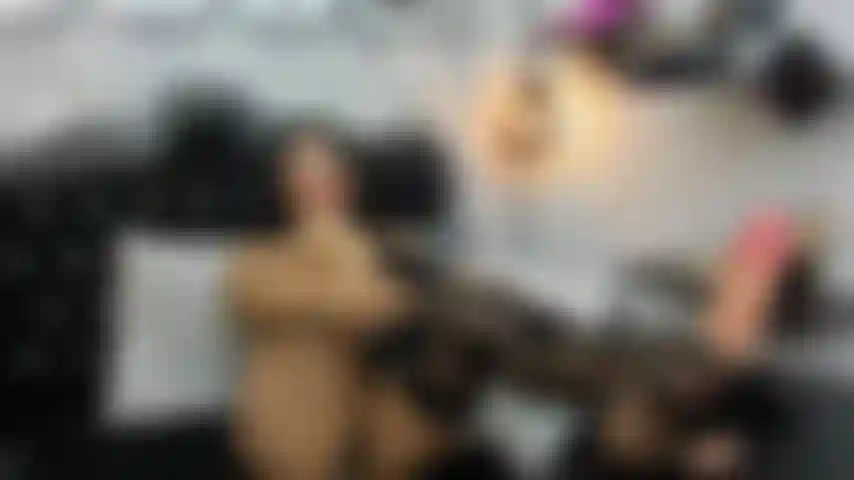 Ta copine joue avec ta bite tout en utilisant tes bas en nylon après une longue journée de travail, il pose ses pieds moites sur ton visage, rend ta bite si dure, puis il le masturbe avec ses pieds si sexy et chaud.