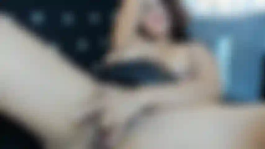 Je baise ma chatte très près, je le fais crémeux pour toi, je l'ouvre pour que tu puisses voir à quel point elle est rose, tu verras mon sourire picara.