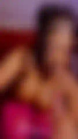 Regarde asami pilonner la chatte et baiser la gorge.