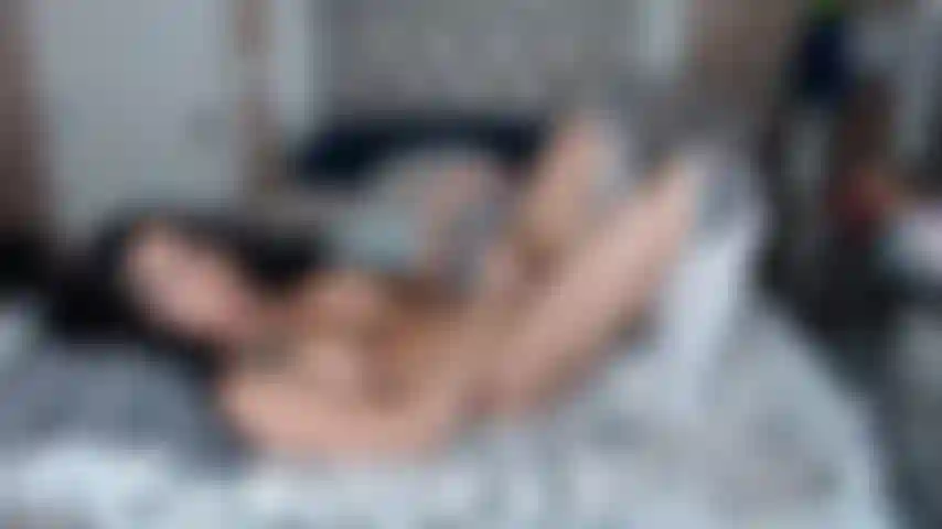 Je doigte mon trou serré tout en gémissant et en me branlant fort jusqu'à ce que j'explose sur mes gros seins et mon ventre sexy !