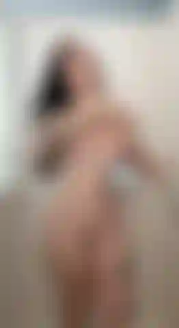 Prends une douche avec moi pendant que je te suce et te baise.