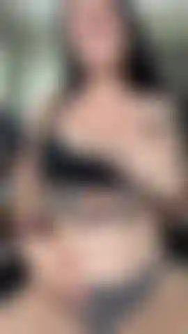 Menottée et devenant crémeuse avec mon jouet en verre.